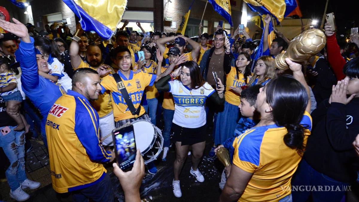 Saltillo saca las garras: aficionados de Tigres celebran en la Alameda