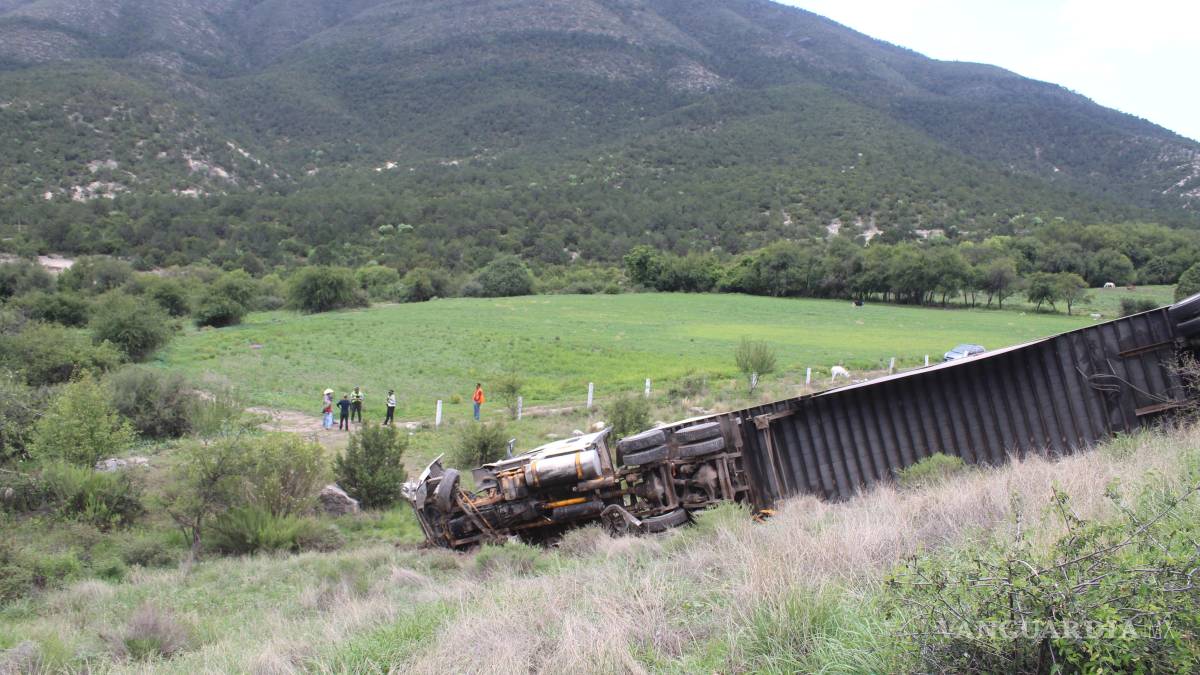 Tráiler cae 60 metros en la carretera 57, en Los Chorros; conductor resulta herido