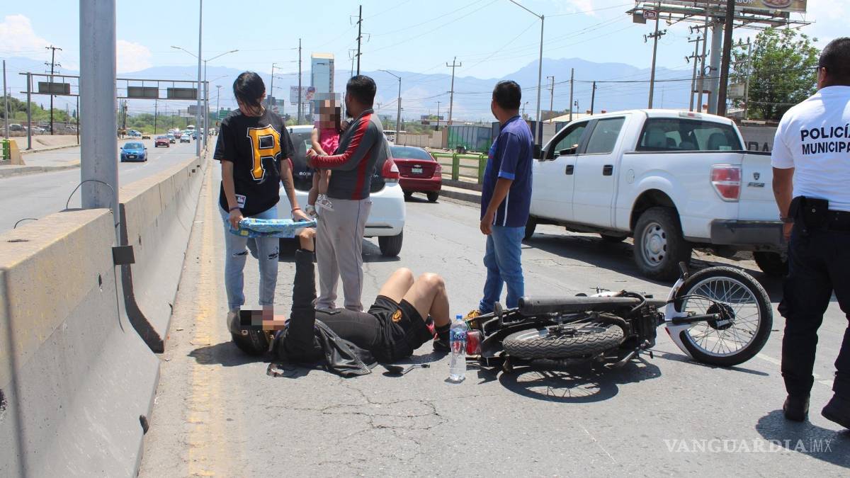 Derrapa motociclista en Saltillo por golpe de una camioneta