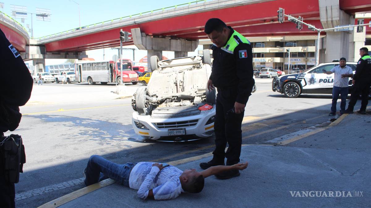 Taxista sufre volcadura bajo el distribuidor vial El Sarape, en Saltillo