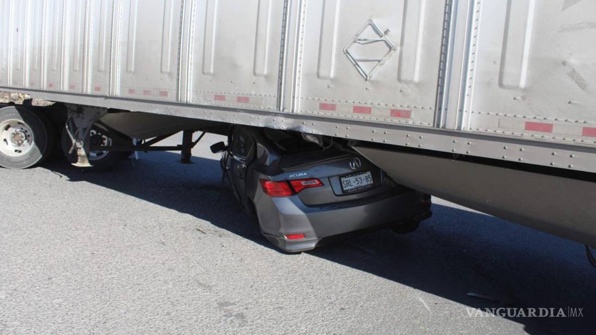 Automóvil sufre accidente y deja a conductor prensado debajo de tráiler en Lib. Óscar Flores Tapia
