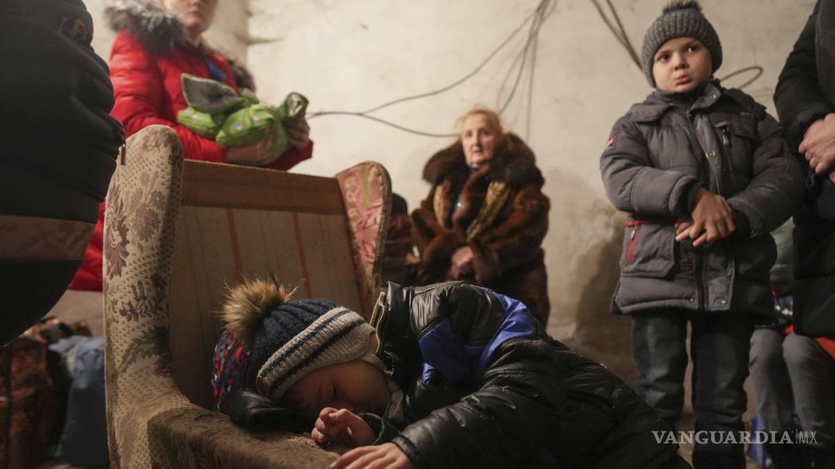 Ante el asedio ruso, ucranianos buscas refugio en el metro y en sótanos