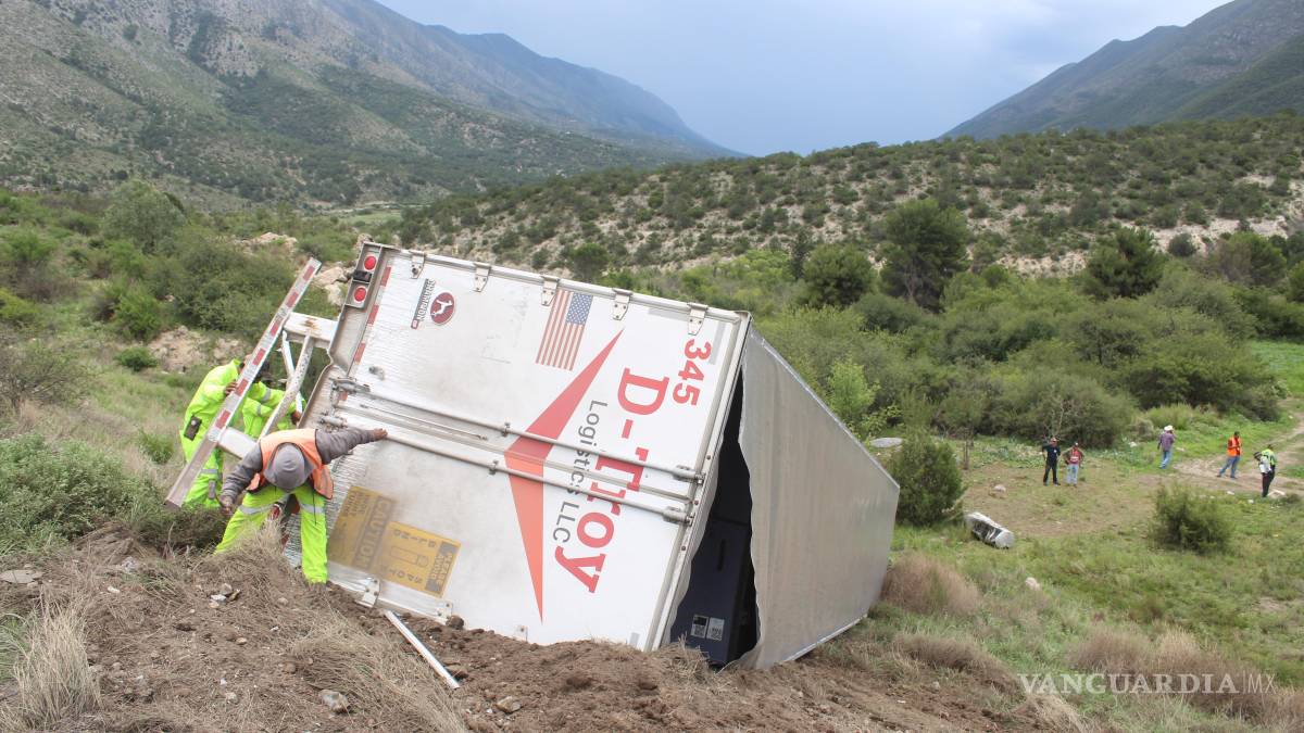Tráiler cae 60 metros en la carretera 57, en Los Chorros; conductor resulta herido