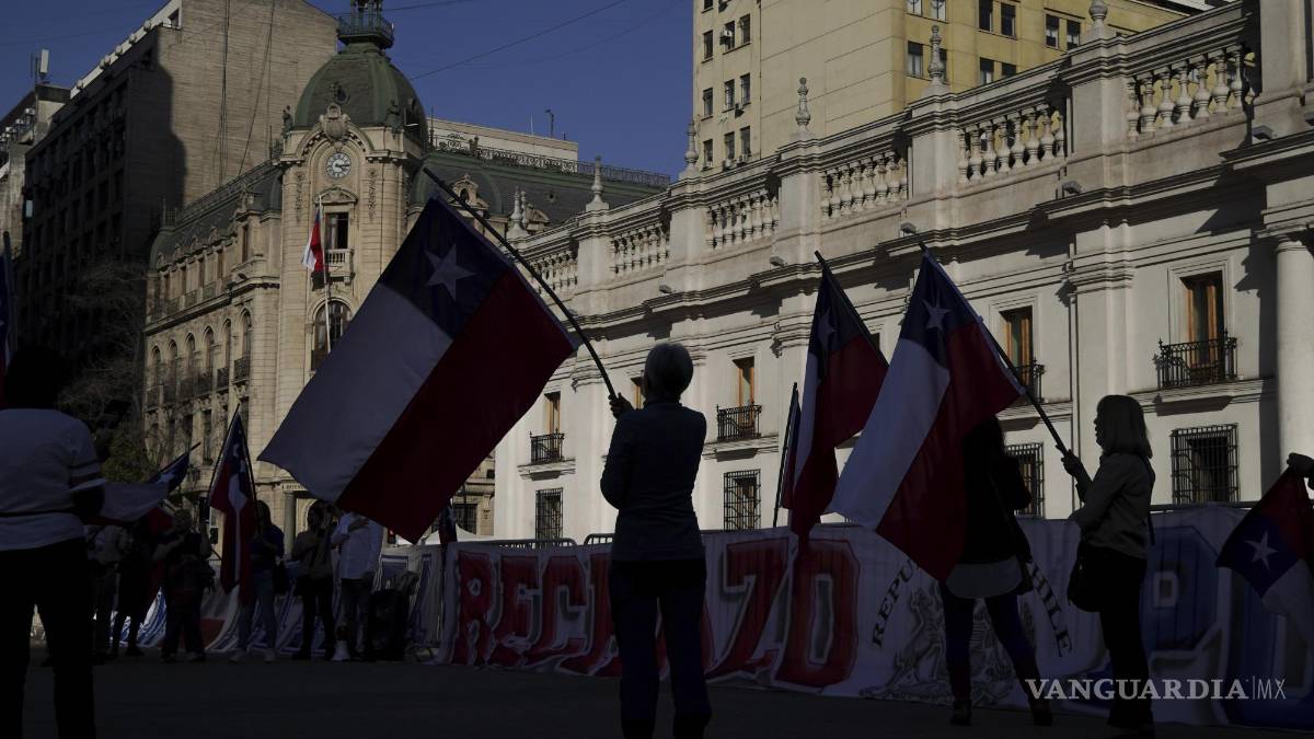 Reprimen a estudiantes con gases lacrimógenos y camiones con mangueras de agua en Chile