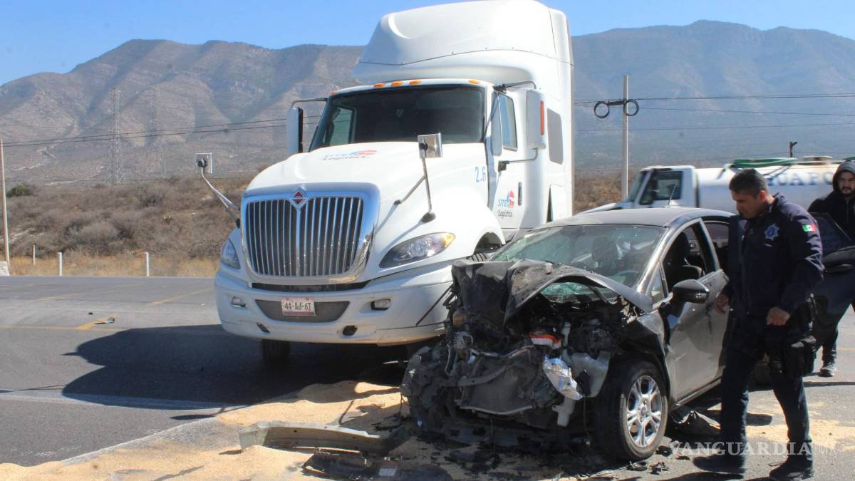 Tráiler destroza a Chevy, en la carretera Saltillo-Zacatecas