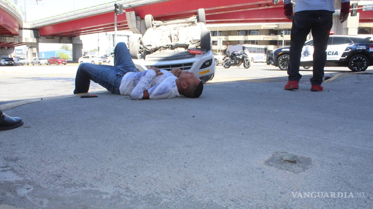 Taxista sufre volcadura bajo el distribuidor vial El Sarape, en Saltillo