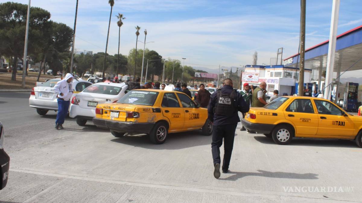Taxistas protestan en gasolinera de Saltillo; denuncian presunto combustible adulterado