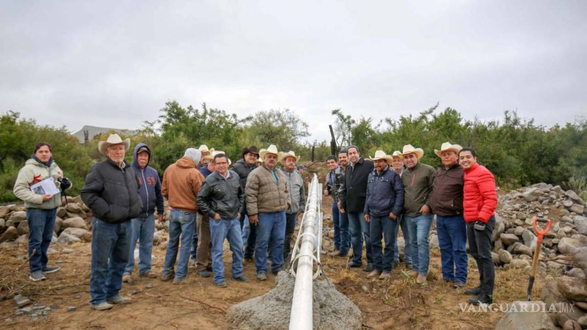 Entrega Chema fosa séptica en Las Encinas