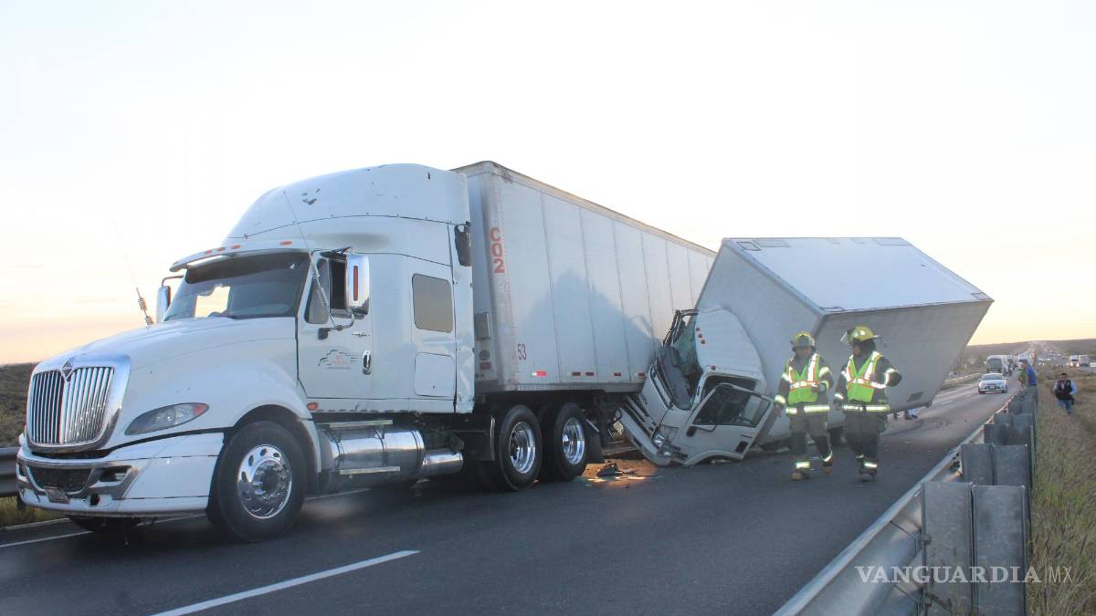 Empleado mueblero choca y mata a su copiloto en la autopista a Torreón