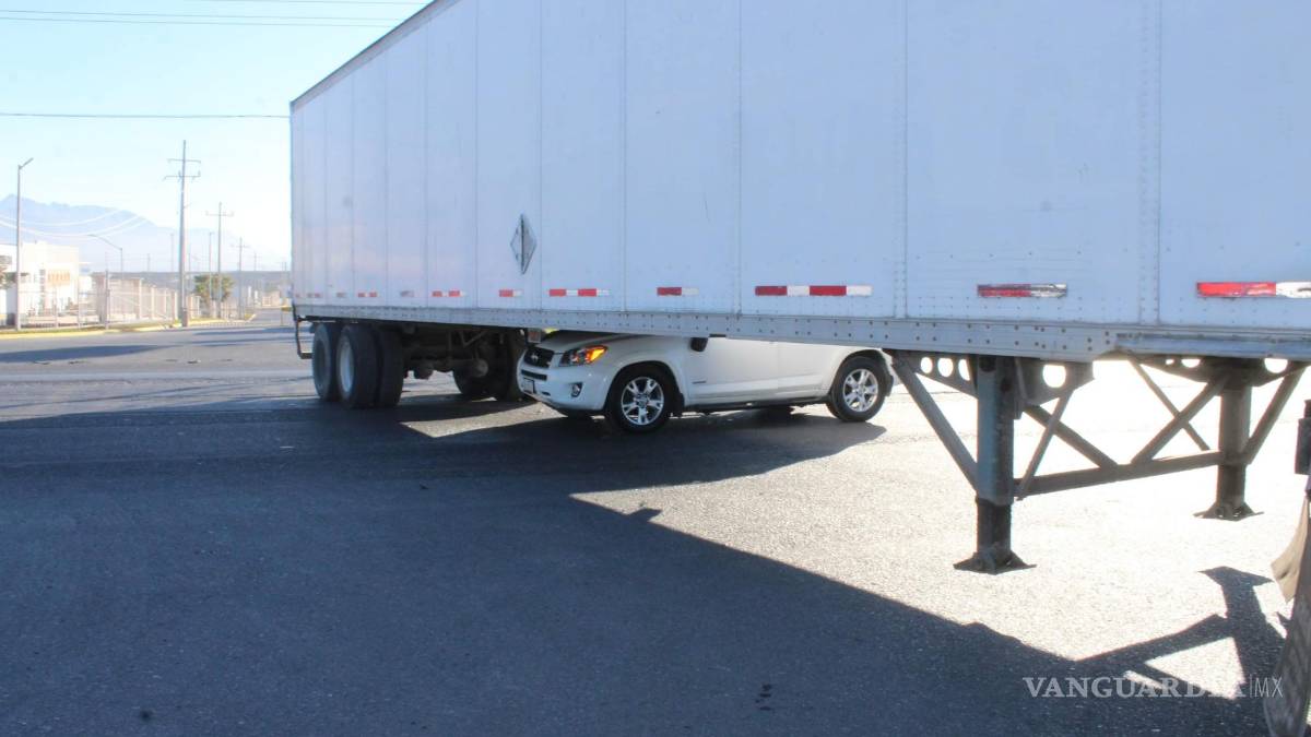 Sobrevive de milagro; se mete abajo de tráiler en el Libramiento OFT