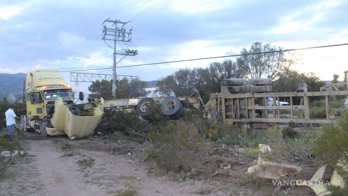 Conductor vuelca en la carretera a Zacatecas