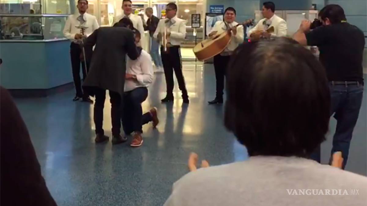 Estadounidense le propone matrimonio a mexicano con mariachi (VIDEO)