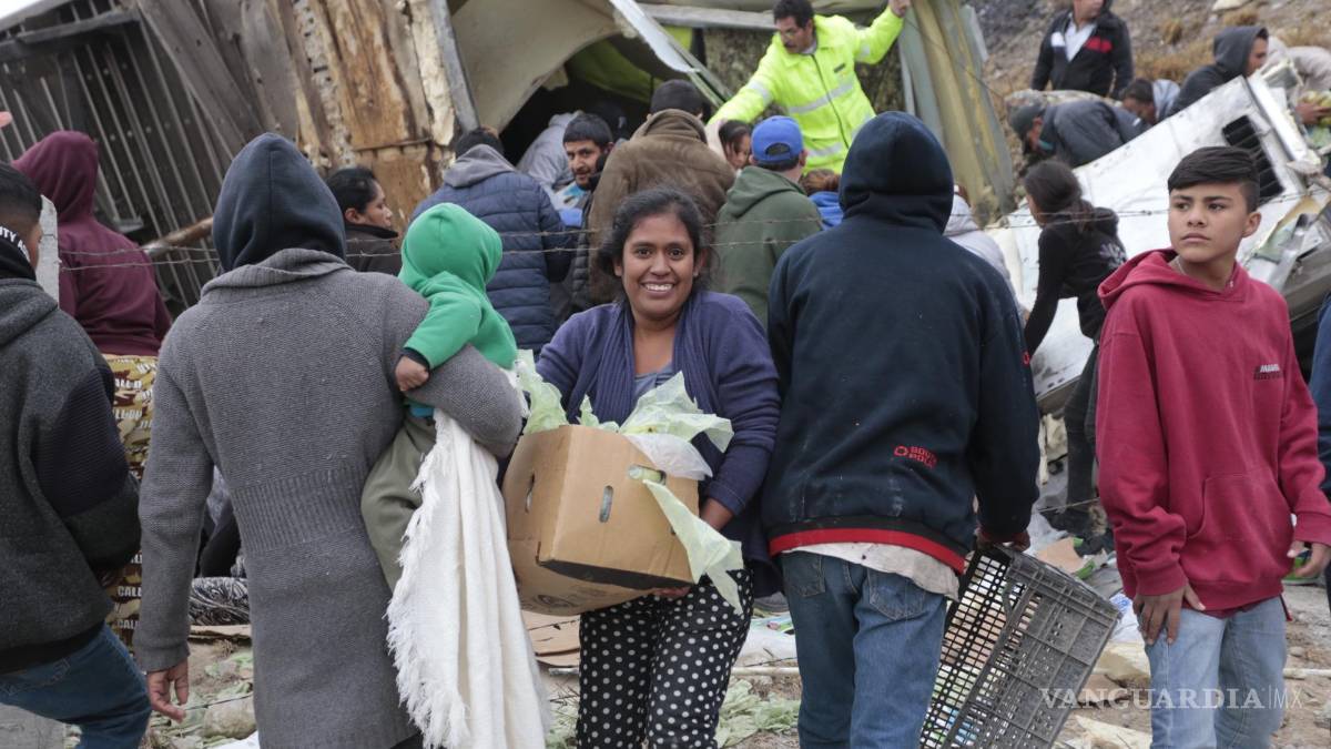 Vuelca tráiler de peras en Ramos Arizpe y vecinos aprovechan para cometer rapiña