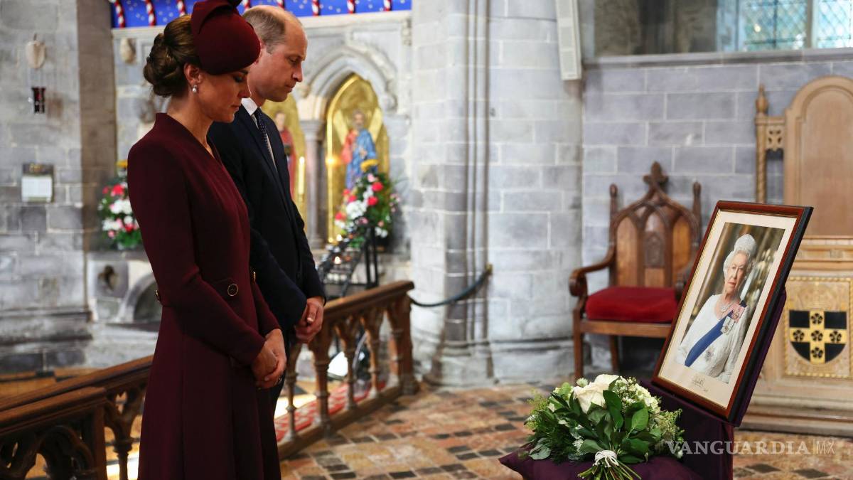 Mientras Rishi Sunak, primer ministro británico, pondera el servicio de Isabel II a un año de su muerte, los antimonárquicos protestan