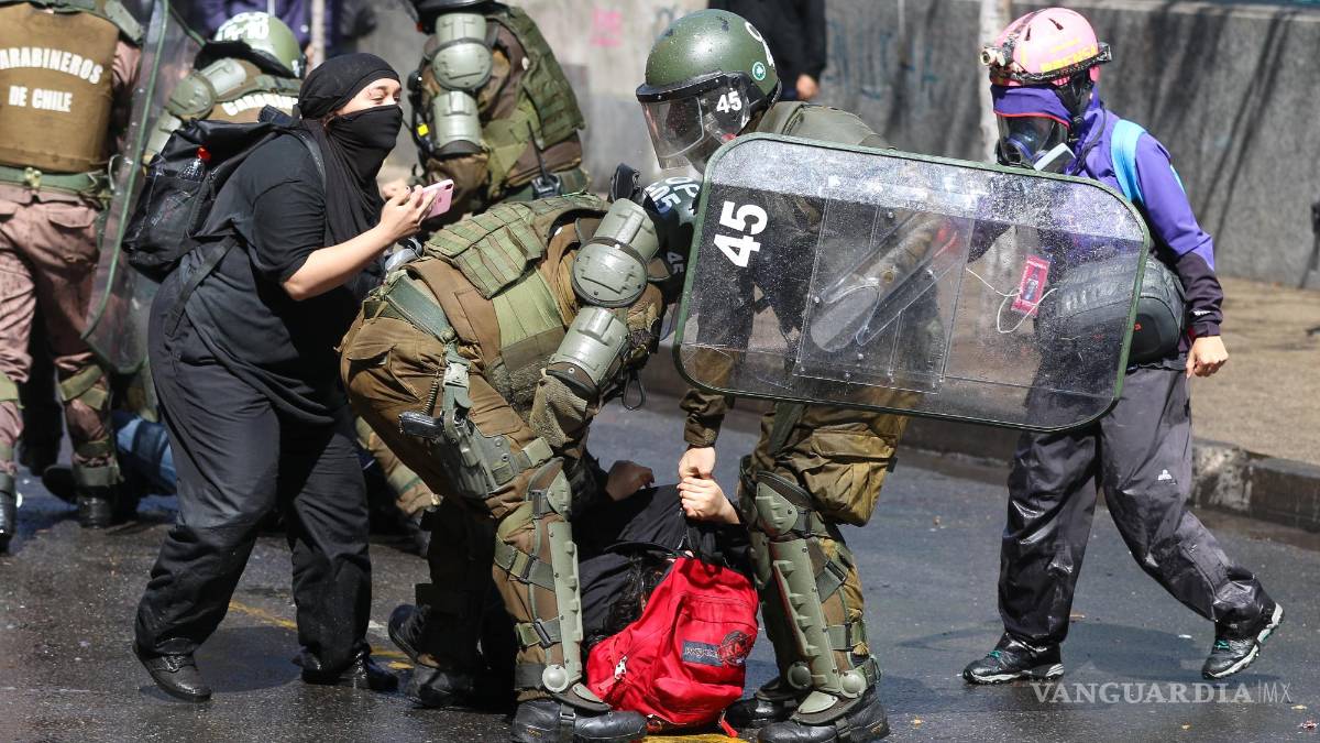 Reprimen a estudiantes con gases lacrimógenos y camiones con mangueras de agua en Chile