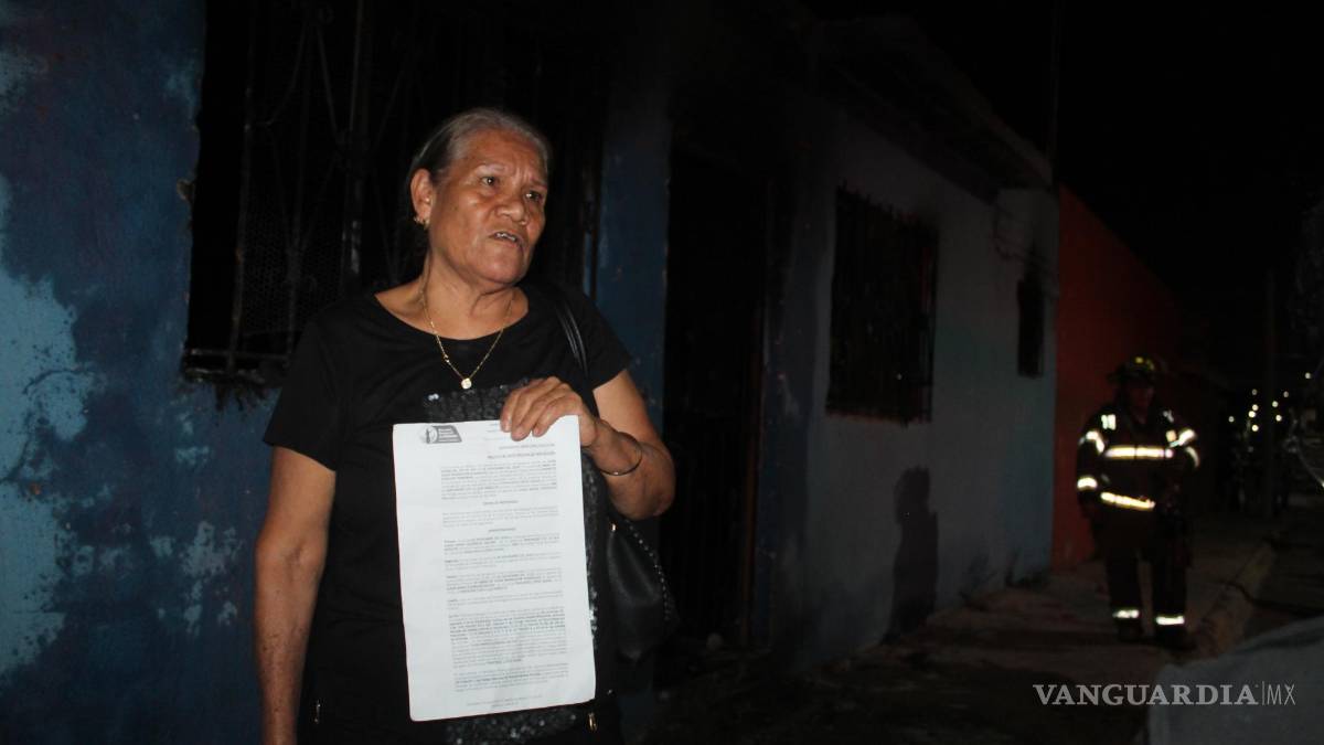 Vecinos allanan su casa, la saquean y la incendian, en Saltillo