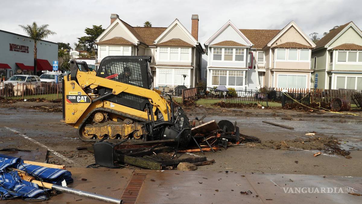 ‘Estamos atrapados aquí’; lluvias, aludes y socavones azotan a California