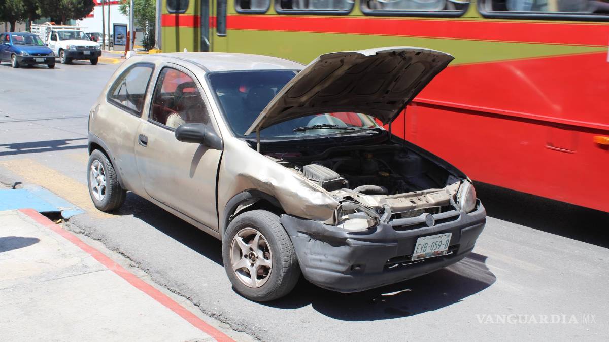 Saltillo: mujer intenta ganarle al semáforo y la impactan