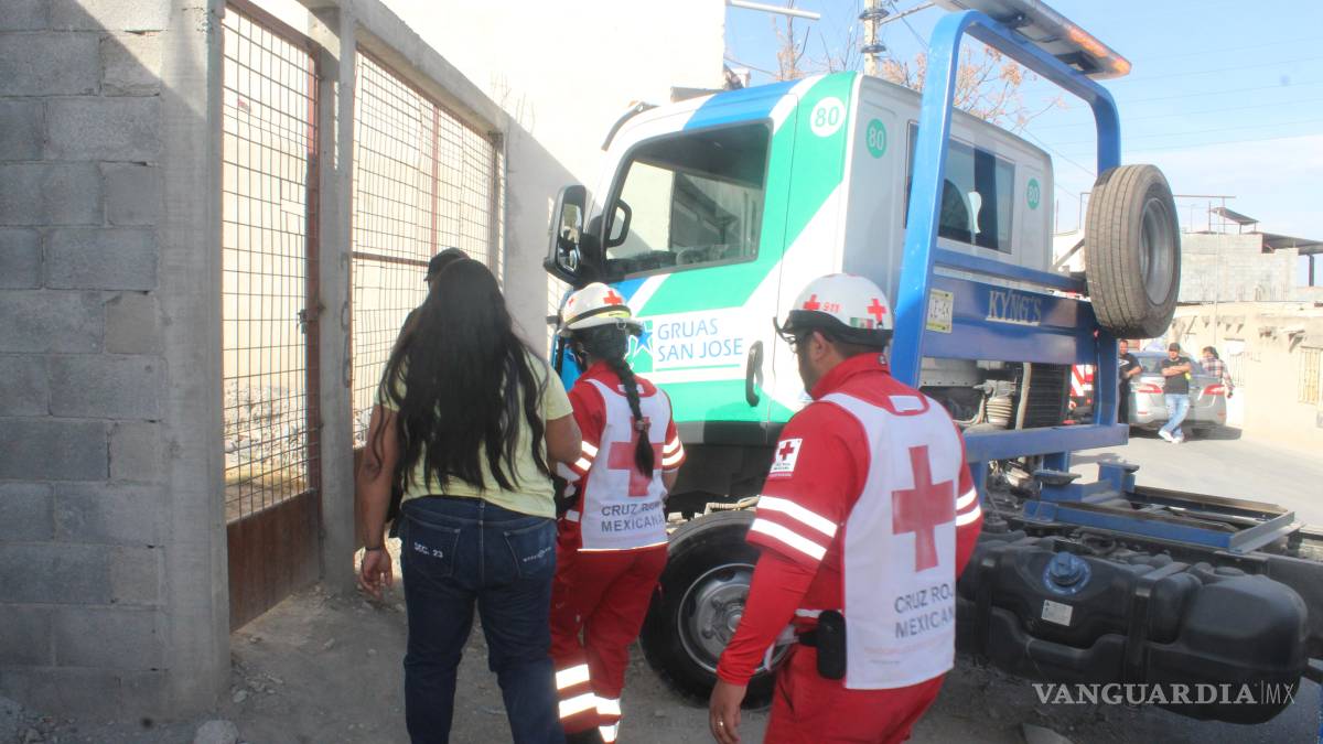 Choca, atropella a dos niños y una mujer y cae al patio de una casa, en Saltillo