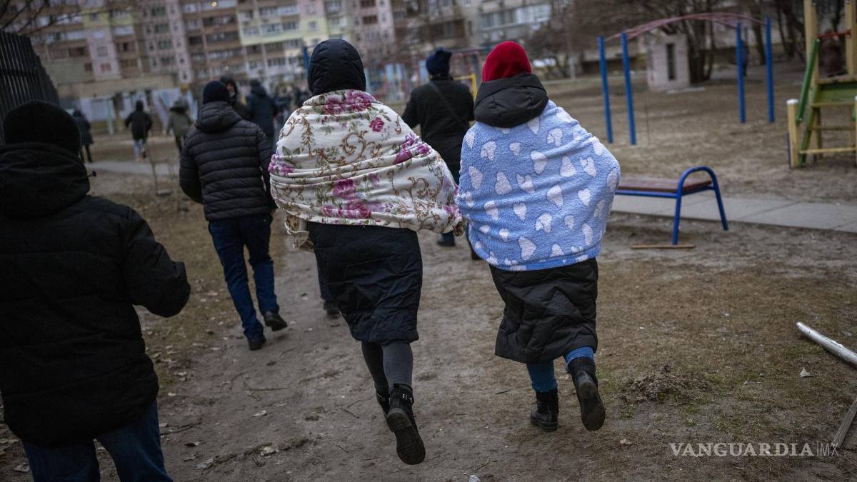Ante el asedio ruso, ucranianos buscas refugio en el metro y en sótanos