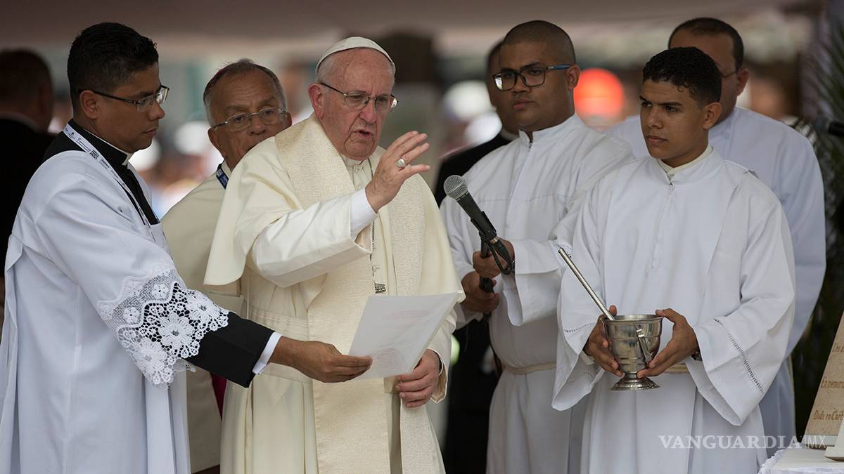 Papa sufre ligero golpe en la cara al intentar saludar a un niño en Cartagena (+VIDEO)