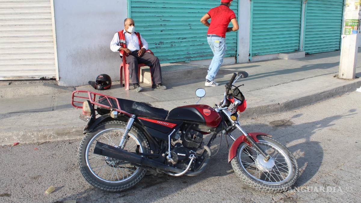 Embiste conductor a vigilante y huye en colonia de Saltillo