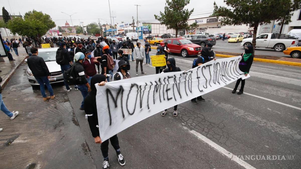 Se enfrentan en Saltillo alumnos y autoridades de la UAdeC, por inconformidad de cuotas de inscripción