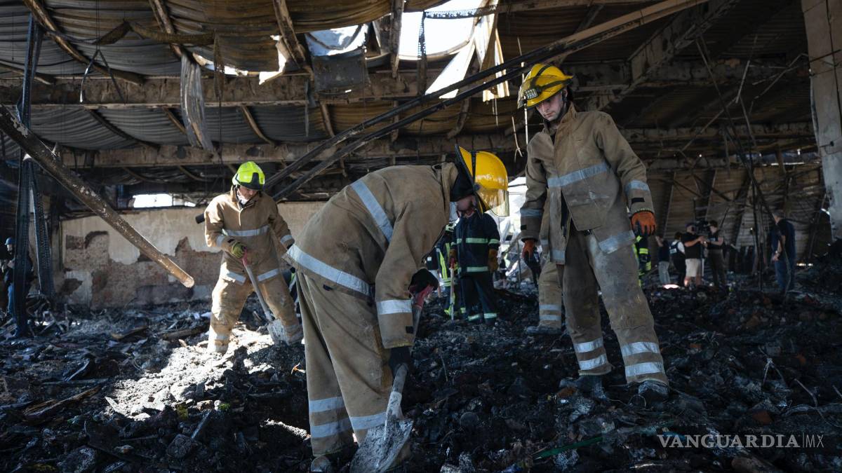 Rescatistas buscan víctimas en centro comercial ucraniano bombardeado por Rusia