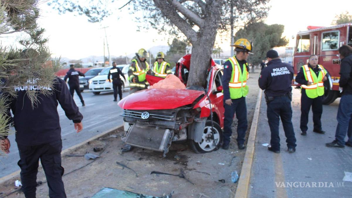 ¿Maldición del auto rojo?... se salva de milagro tras impactarse contra árbol en Saltillo