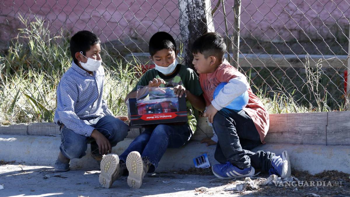 VANGUARDIA y sus lectores logran que Santa Claus les lleve regalos a niños de ejidos al sur de Saltillo