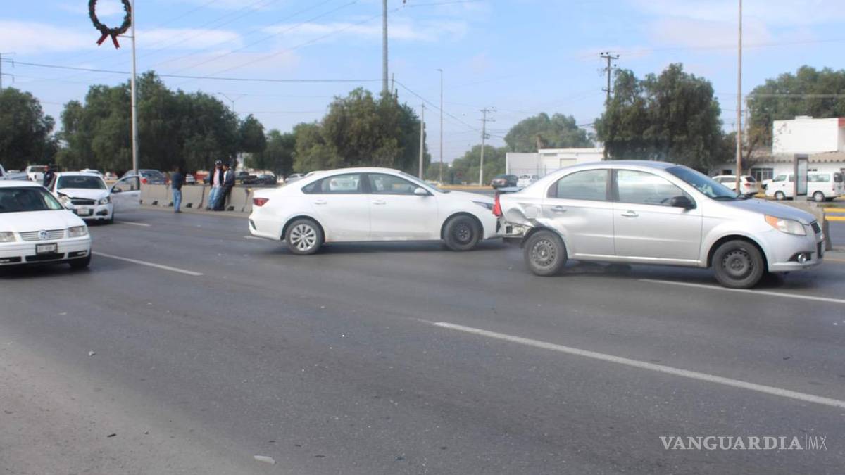 Un adolescente causa choque y caos vial en Saltillo