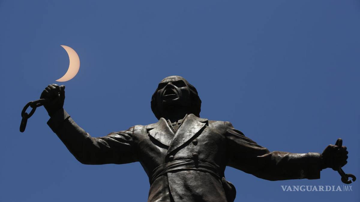 Así cautiva, maravilla y asombra el eclipse solar desde Mazatlán hasta la isla de Terranova (fotos)