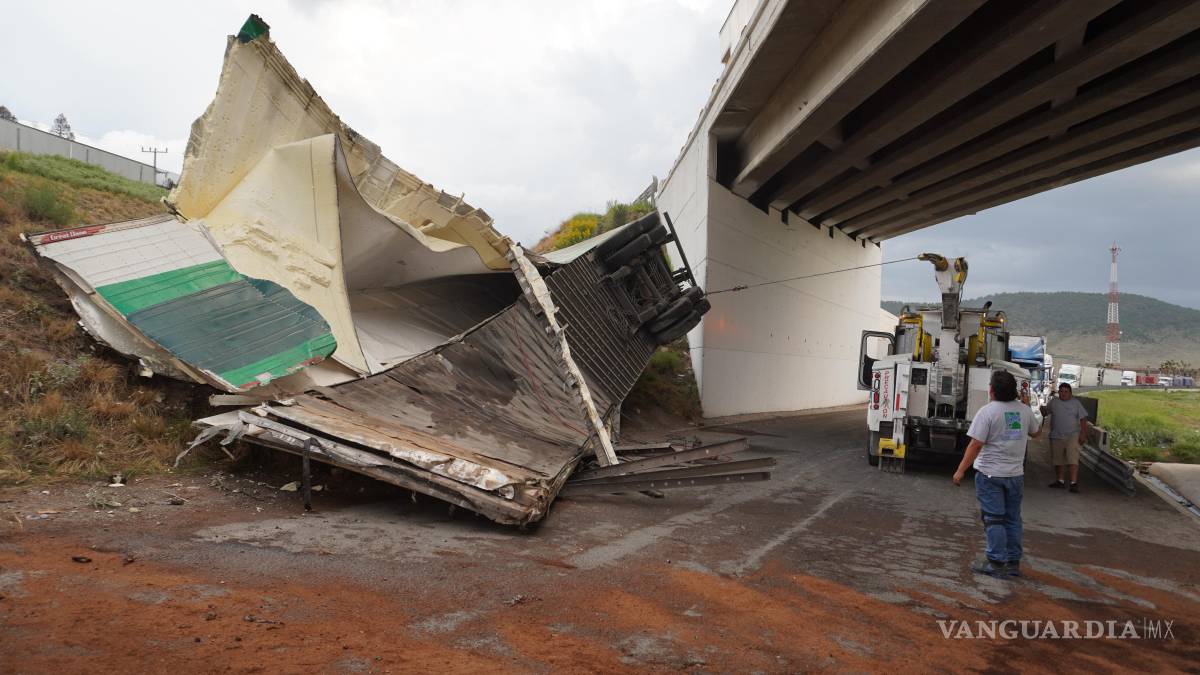 Tráiler cae de puente en tramo Los Chorros, en Arteaga