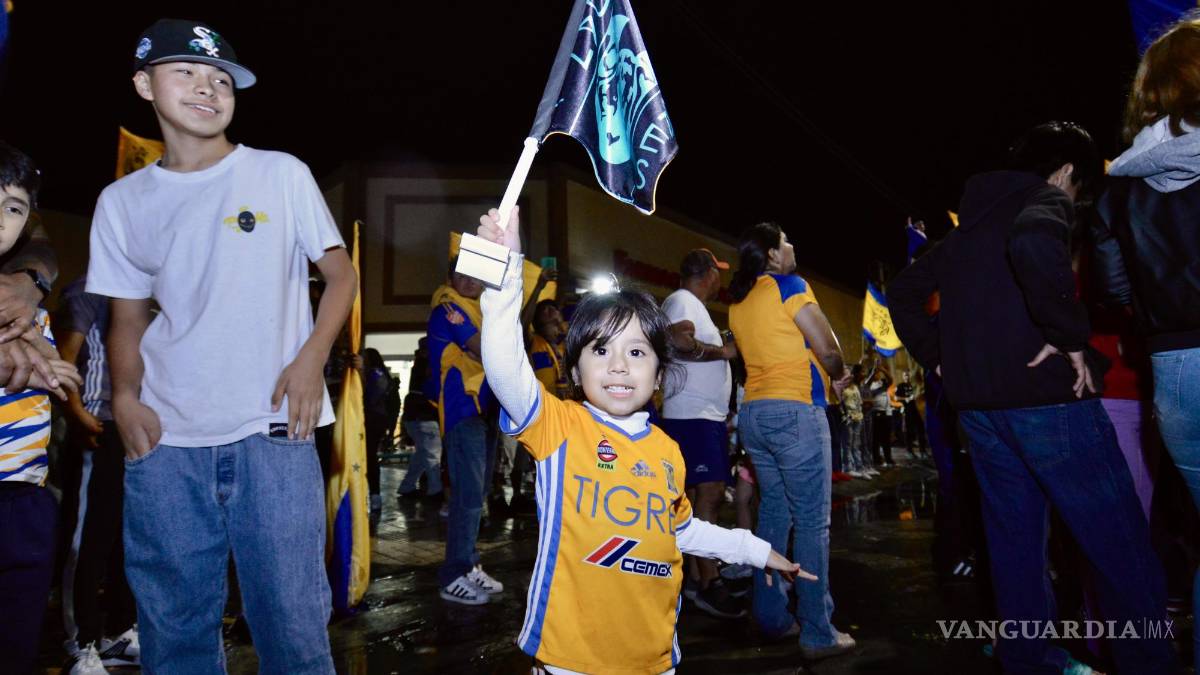 Saltillo saca las garras: aficionados de Tigres celebran en la Alameda