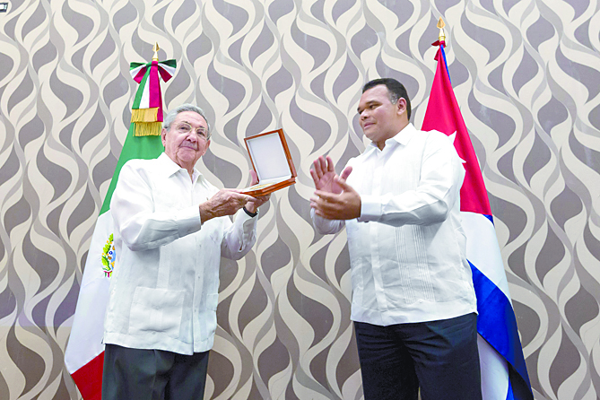 Parte Castro de México; lo condecoran