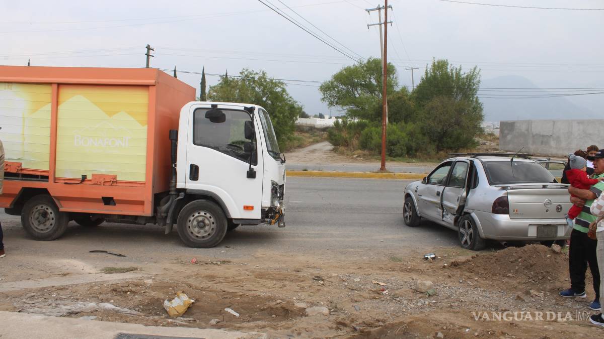 Joven conductor se impacta contra camión de agua, en Saltillo