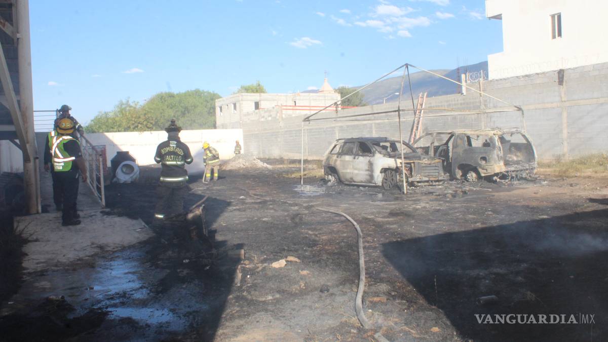 Incendio consume camionetas, una de ellas blindada, en Saltillo
