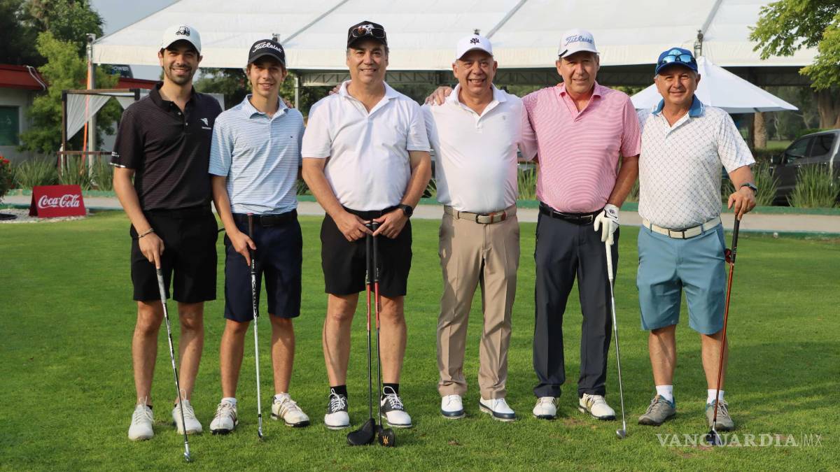 $!Golfistas listos en el Club Campestre de Saltillo para el escopetazo de salida del torneo rotario.