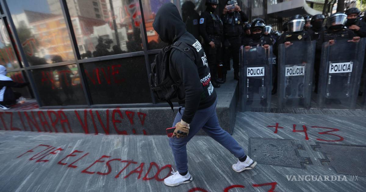 Manifestación por los 43 normalistas de Ayotzinapa termina en ...
