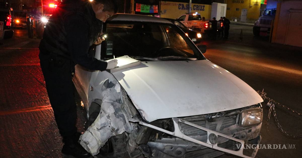 Conductor choca y abandona su vehículo, en Saltillo