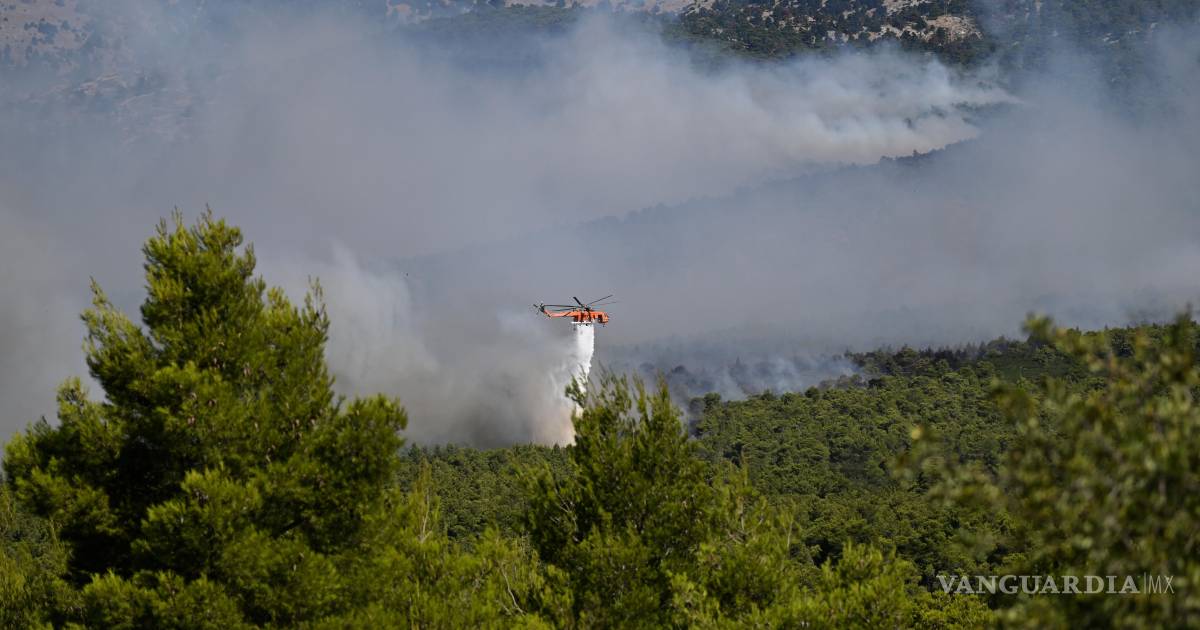 Dos helicópteros colisionan en pleno operativo contra incendio forestal; mueren dos personas