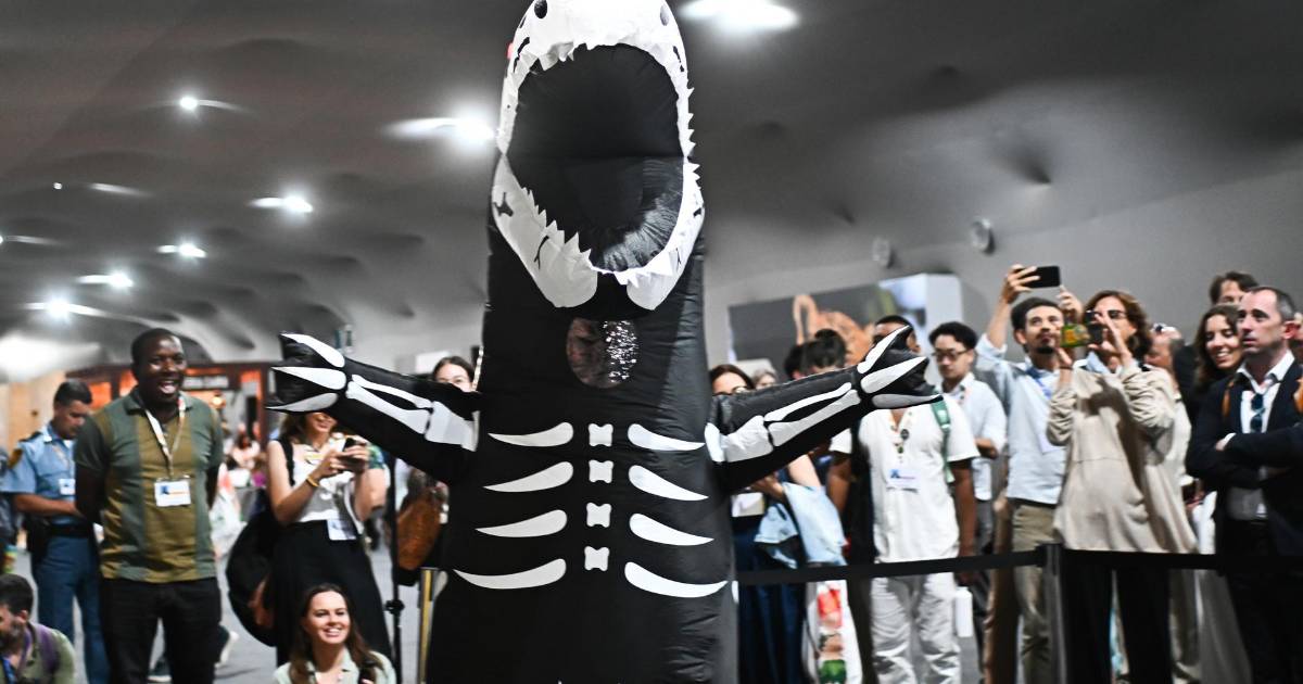 Galardonan a EU con el satírico premio ‘Fósil del Día’ por su ausencia en la COP30