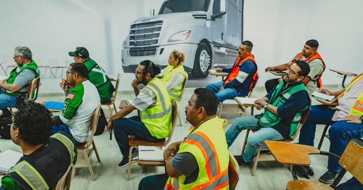 Los camioneros mexicanos toman clases de inglés para evitar sanciones en EE. UU.