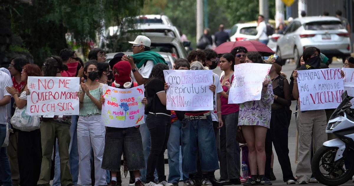 Estudiantes del CCH Sur protestaron en Rectoría de la UNAM tras agresión armada