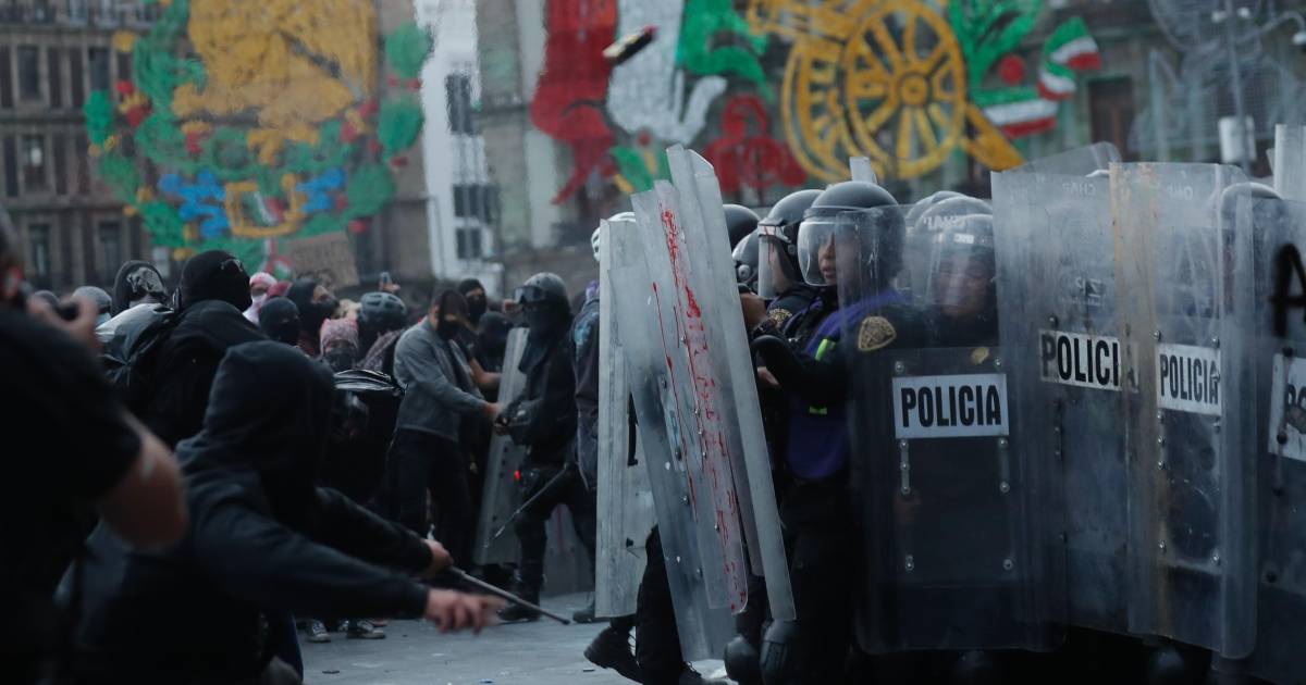 Marcha 2 de octubre: enfrentamientos con petardos en el Zócalo a 57 años de la masacre en Tlatelolco