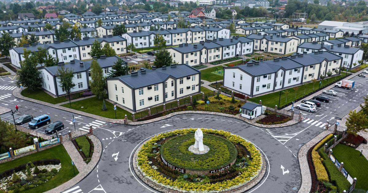 Empresario estadounidense da esperanza a los ucranianos desplazados, les construye viviendas