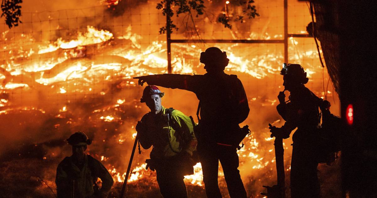 Una ola de incendios de la costa oeste de EU amenaza con destruir hogares en zona vinícola
