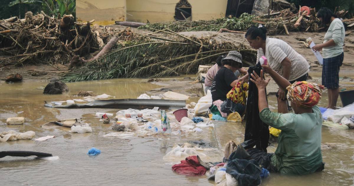 En medio de la desesperación, Indonesios optan por robar comida y agua tras inundaciones mortales