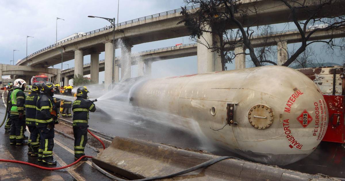 Manifestantes exigen destinar recursos del festejo patrio a las familias del incidente de Iztapalapa