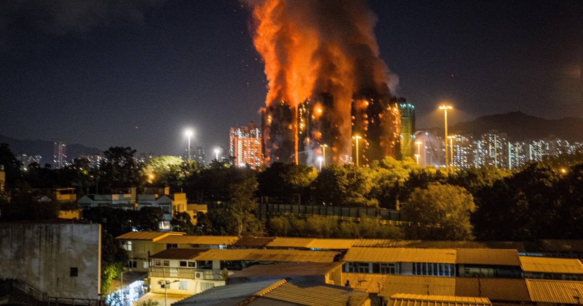 Incendio en Hong Kong arrasa con complejo residencial: se estiman 44 muertos y 279 extraviados